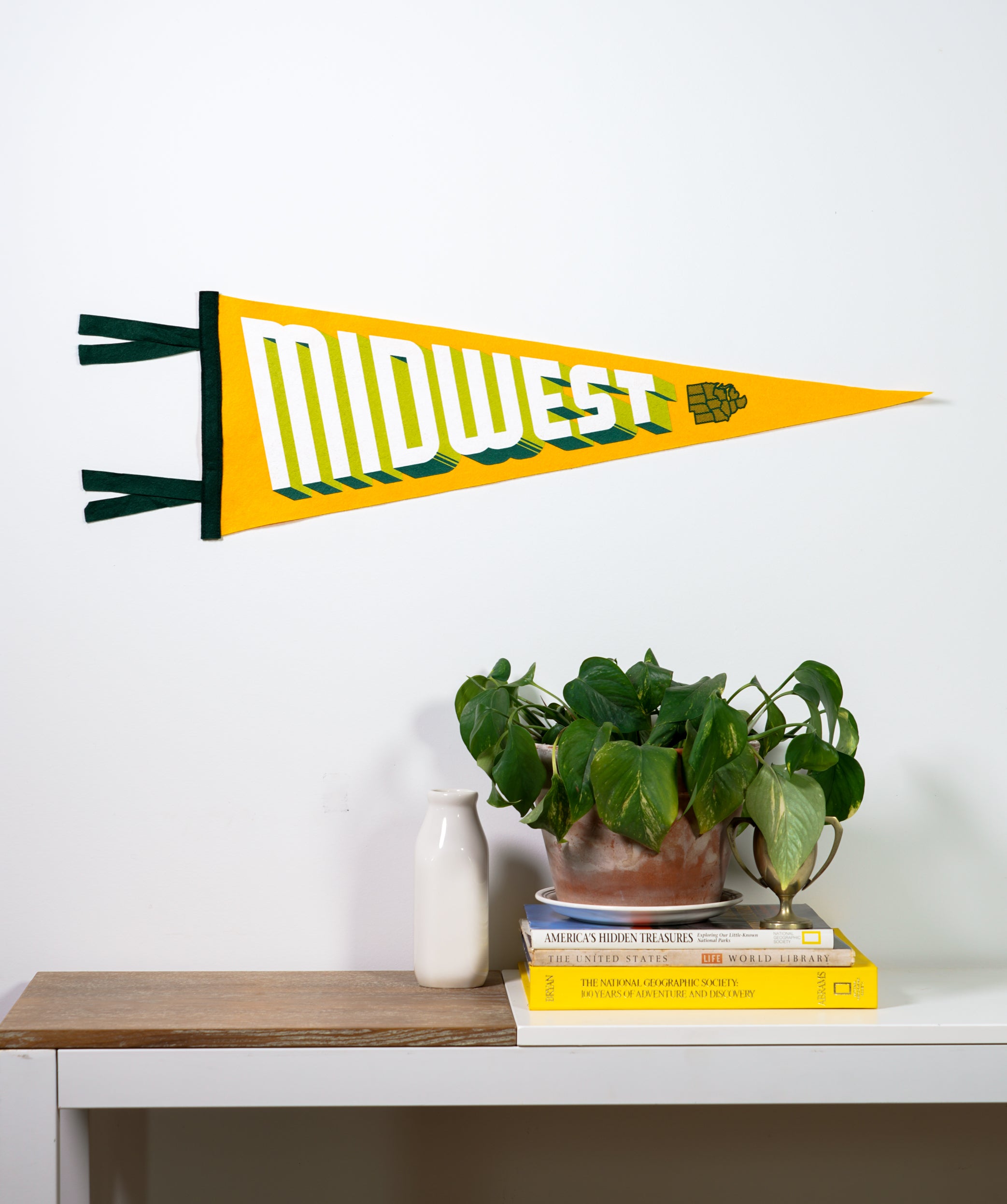 https://oxfordpennant.com/cdn/shop/files/Midwest-Pennant-Lifestyle.jpg?v=1694364893